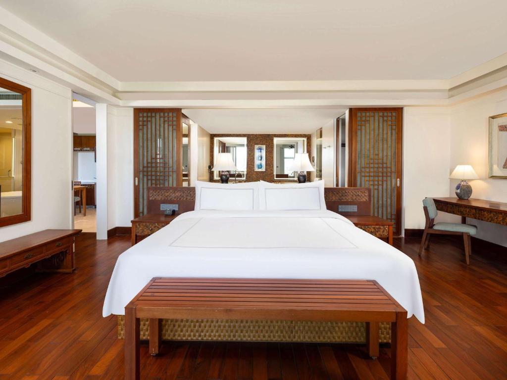 Postel nebo postele na pokoji v ubytování Swissôtel Sanya Yalong Bay