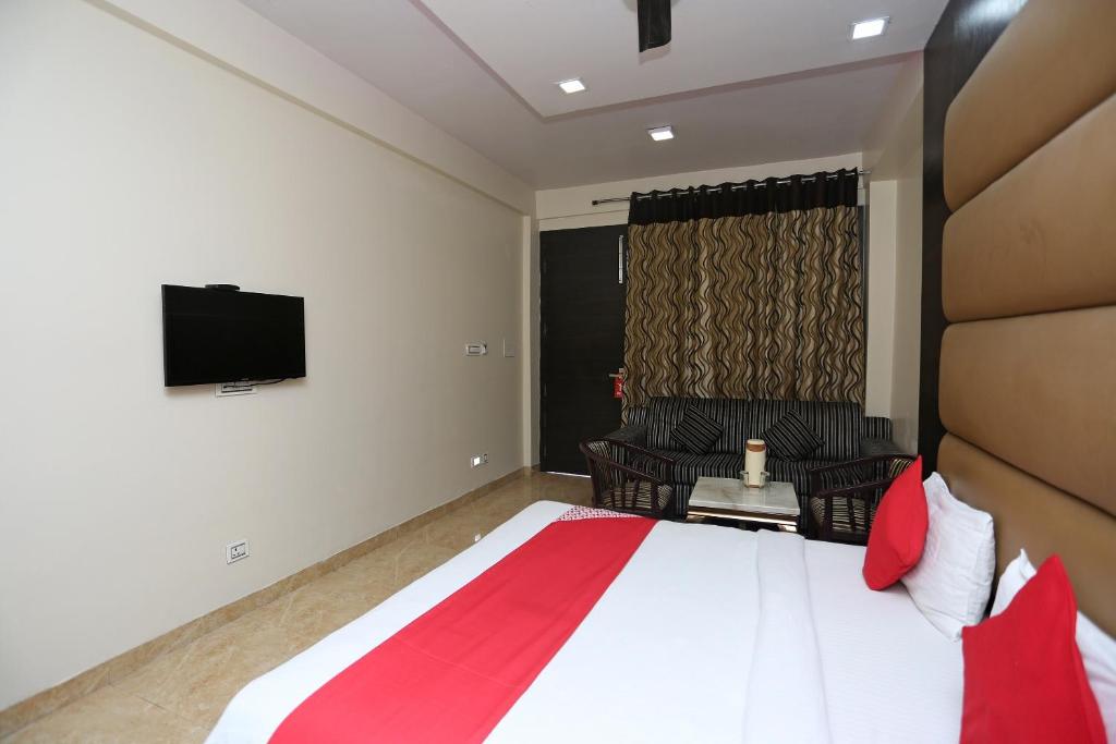 Postel nebo postele na pokoji v ubytování Hotel O Samrat