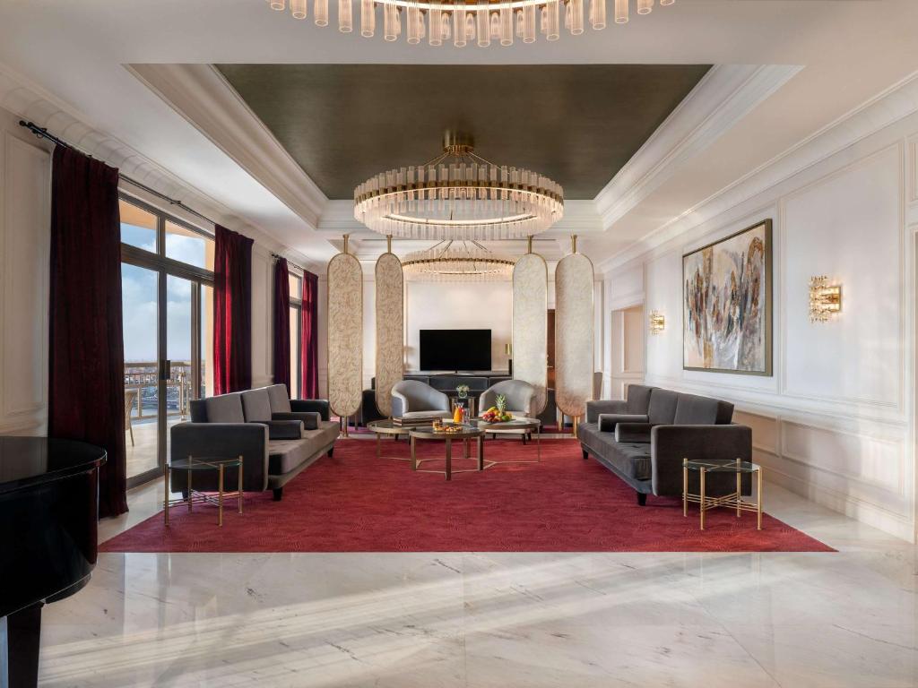 TV a/nebo společenská místnost v ubytování Sofitel Cairo Downtown Nile