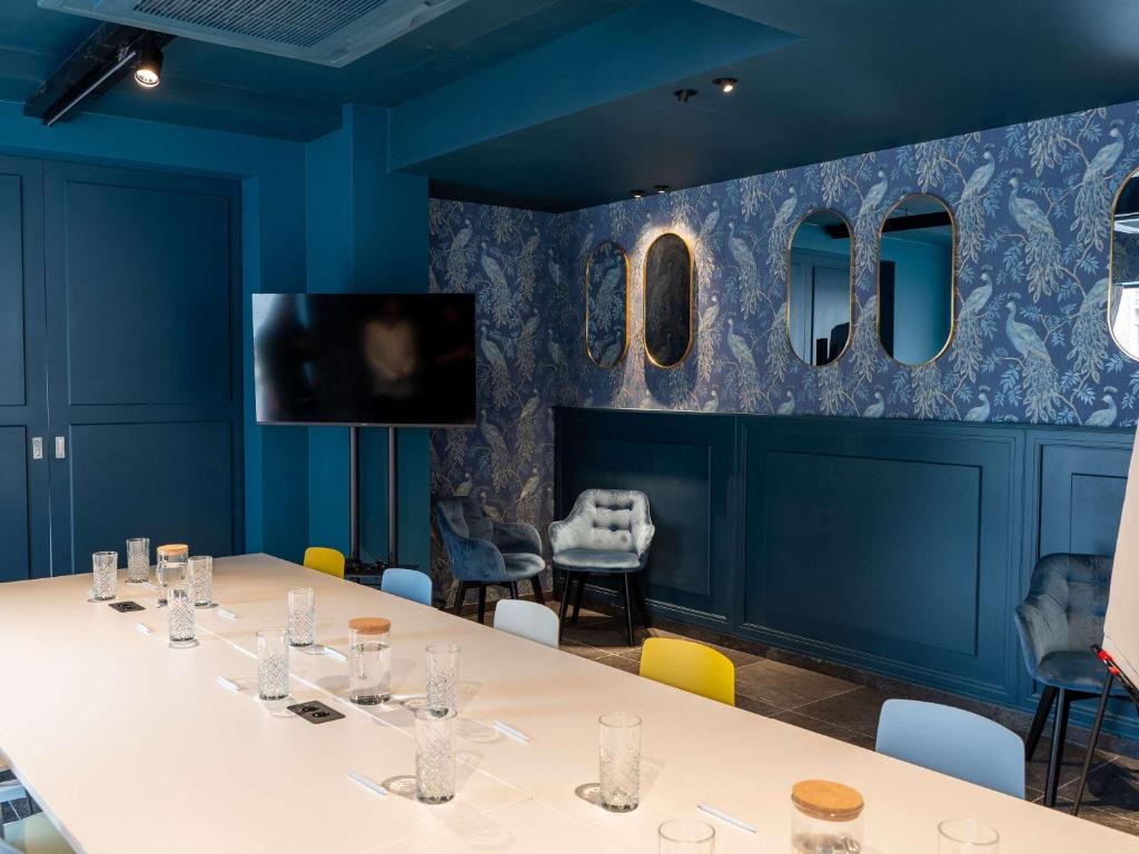 TV a/nebo společenská místnost v ubytování ibis Styles Hasselt City Centre