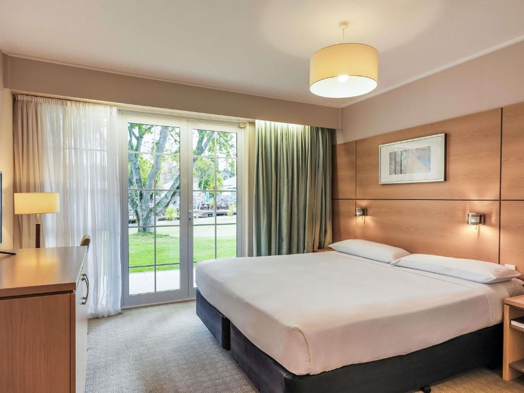 Postel nebo postele na pokoji v ubytování Wairakei Resort Taupo