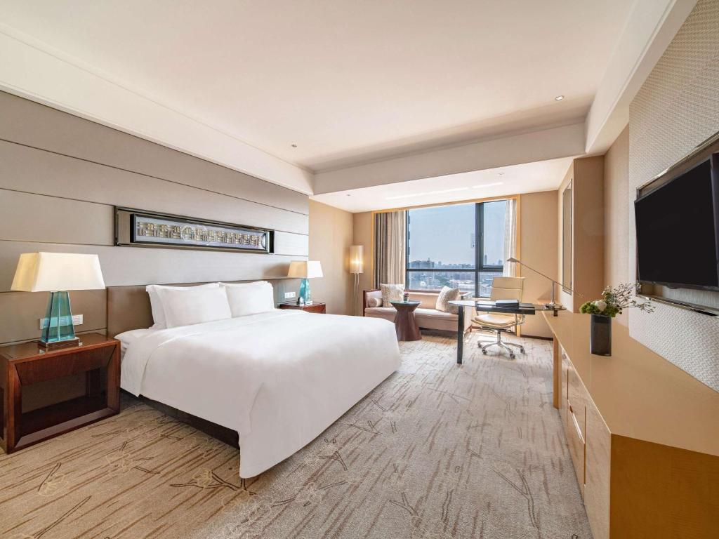 Postel nebo postele na pokoji v ubytování Swissôtel Guangzhou