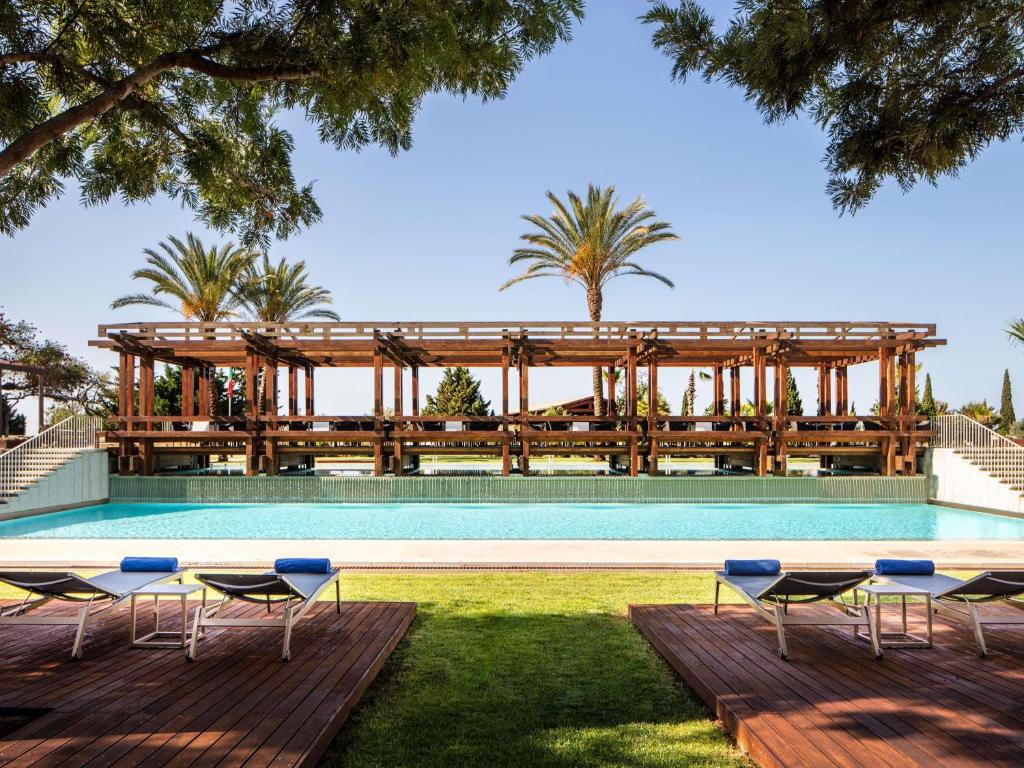 Бассейн в Victoria Golf Resort and Spa Managed by Accor или поблизости