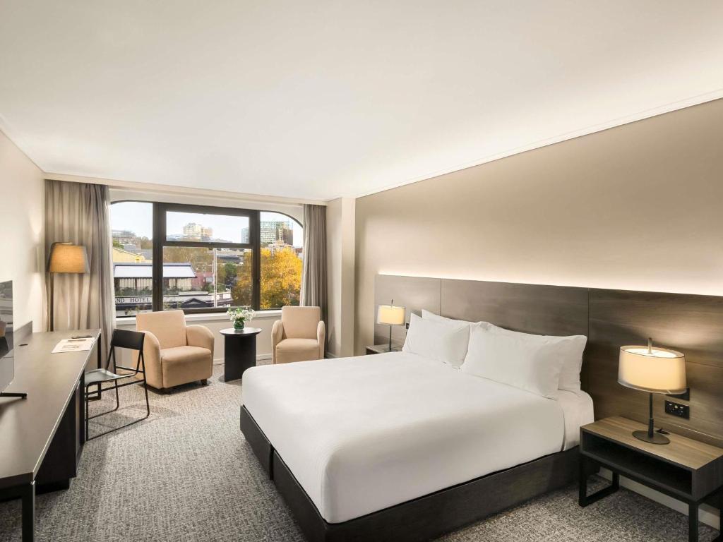 Postel nebo postele na pokoji v ubytování The Sydney Boulevard Hotel