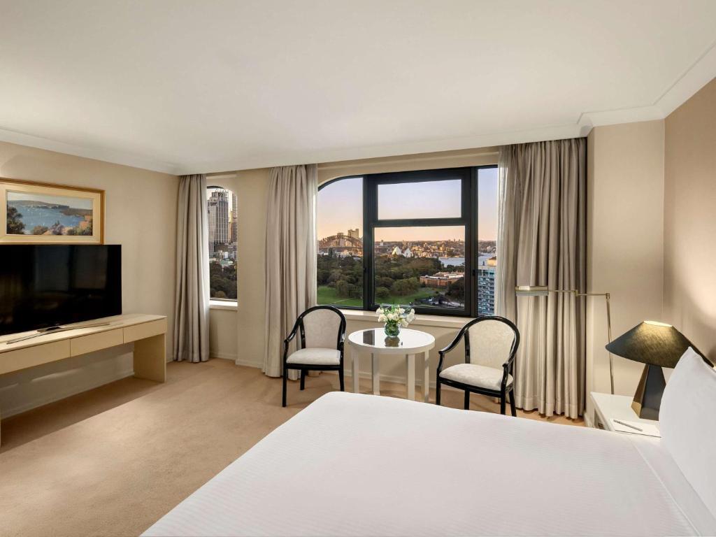 Postel nebo postele na pokoji v ubytování The Sydney Boulevard Hotel