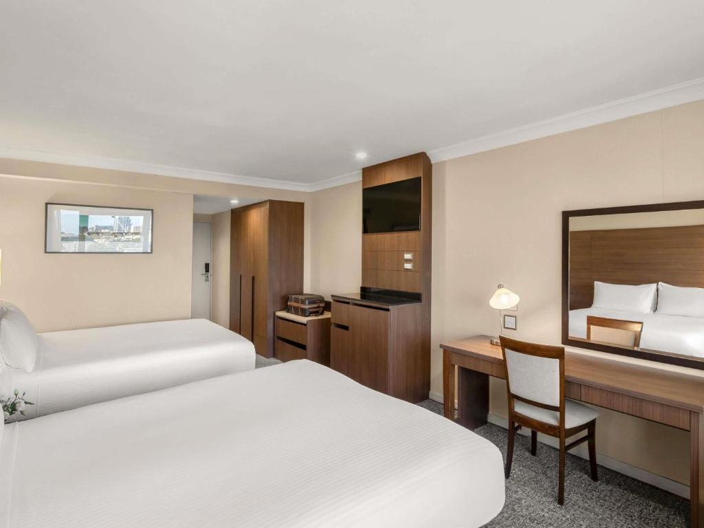 Postel nebo postele na pokoji v ubytování The Sydney Boulevard Hotel
