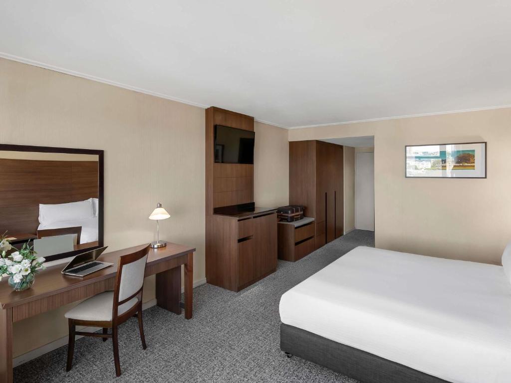 Postel nebo postele na pokoji v ubytování The Sydney Boulevard Hotel
