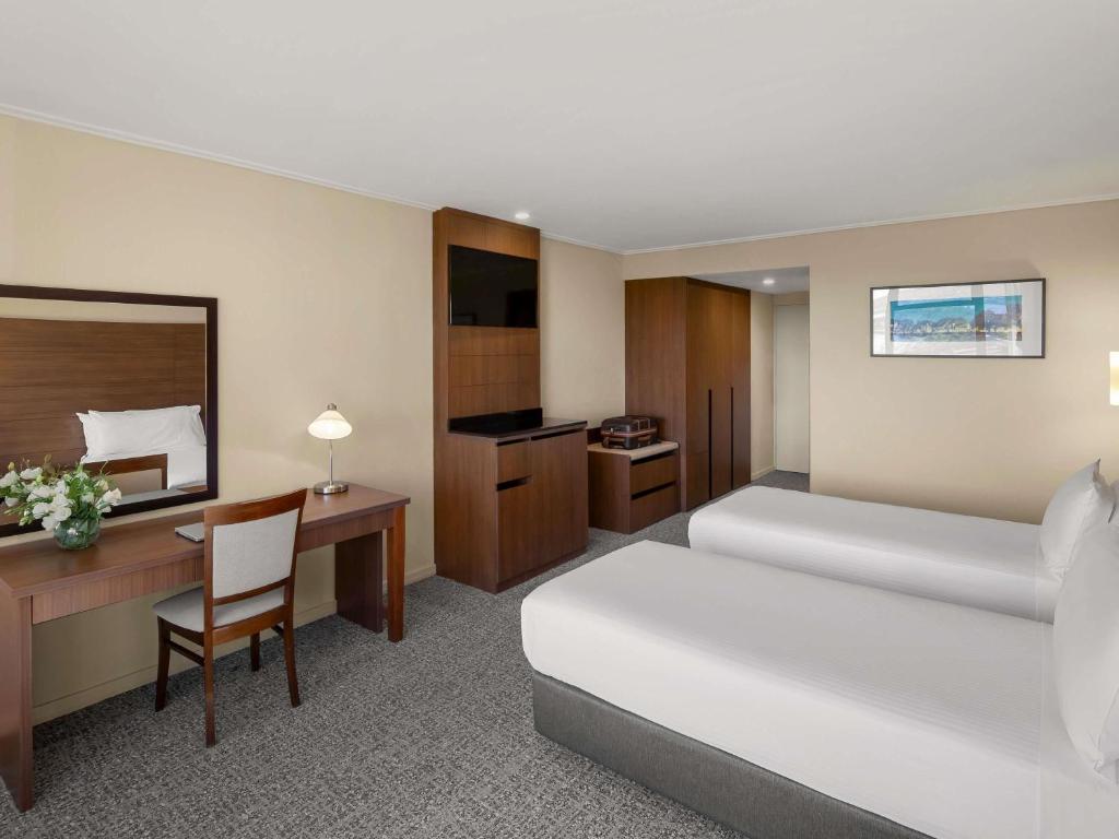 Postel nebo postele na pokoji v ubytování The Sydney Boulevard Hotel