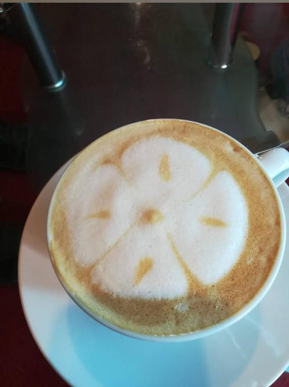 库克斯巴扎Hotel Sea Palace Ltd的坐在白板上喝杯咖啡