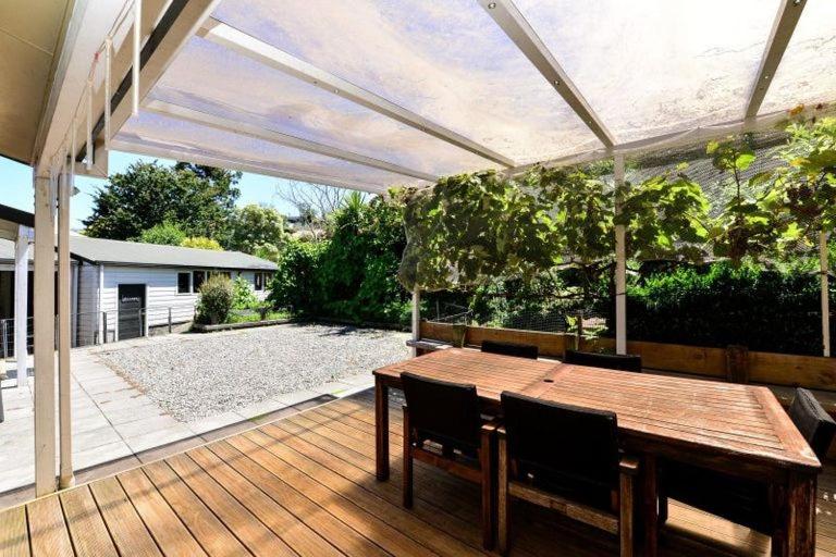 Lakeside Retreat with Swim Spa - Resim 18