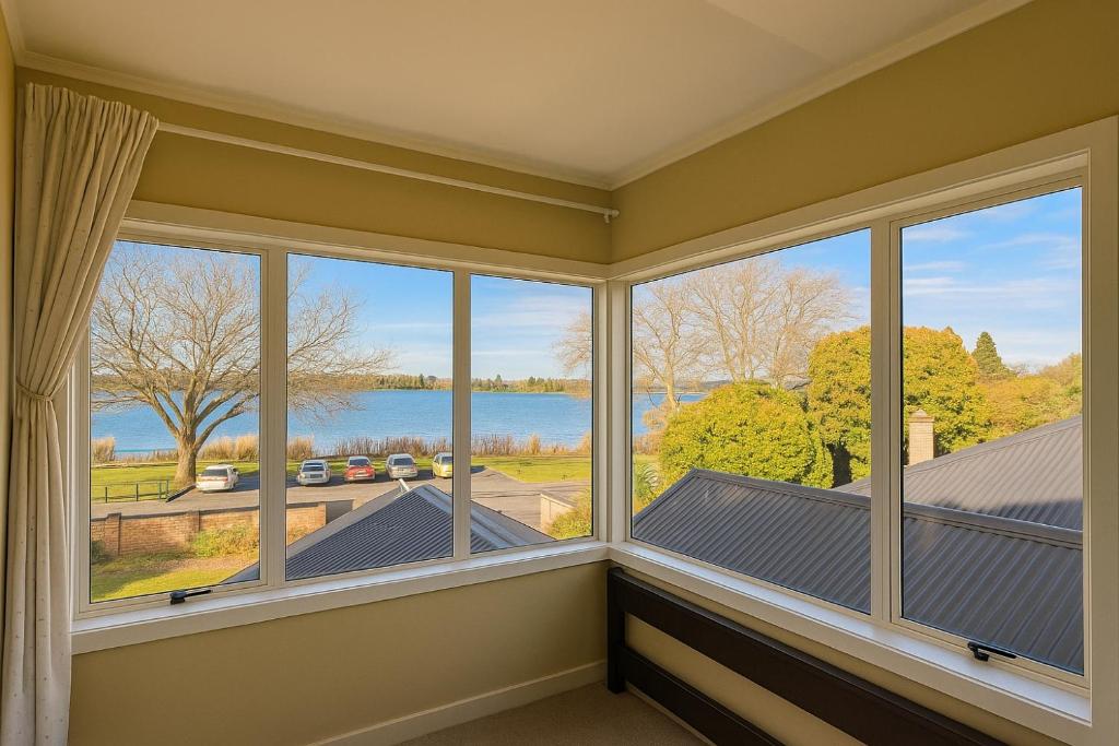 Lakeside Retreat with Swim Spa - Resim 14