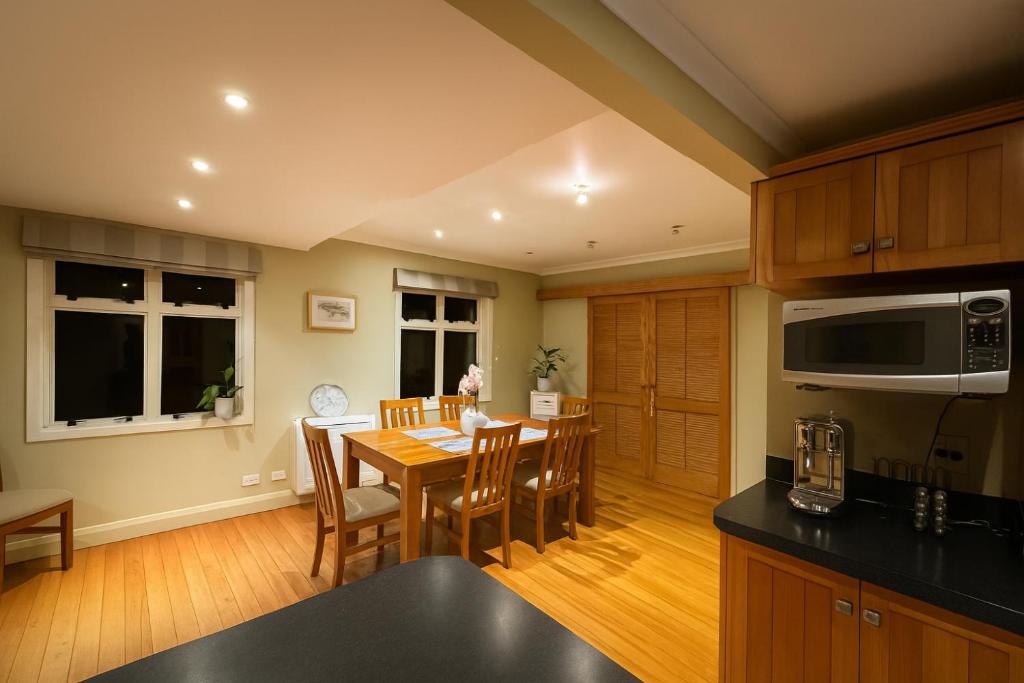 Lakeside Retreat with Swim Spa - Resim 12