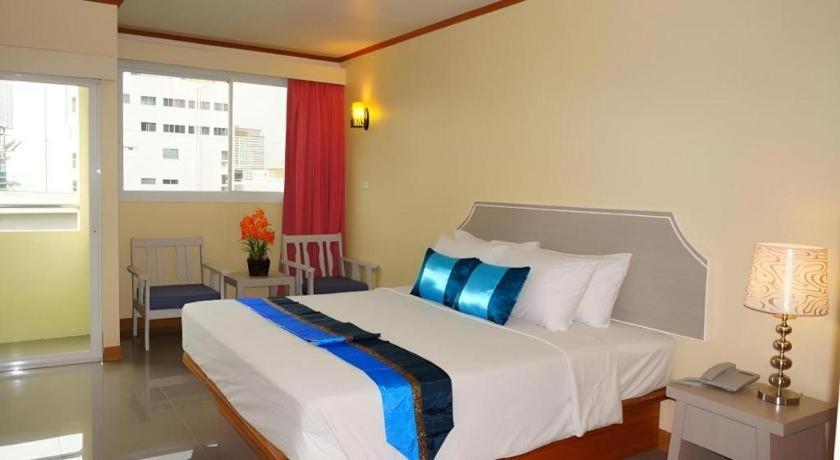 Postel nebo postele na pokoji v ubytování J Two S Pratunam Hotel