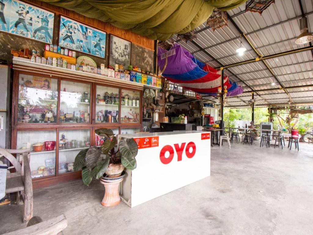Restaurace v ubytování OYO 999 Baan Pak Rom Ruen