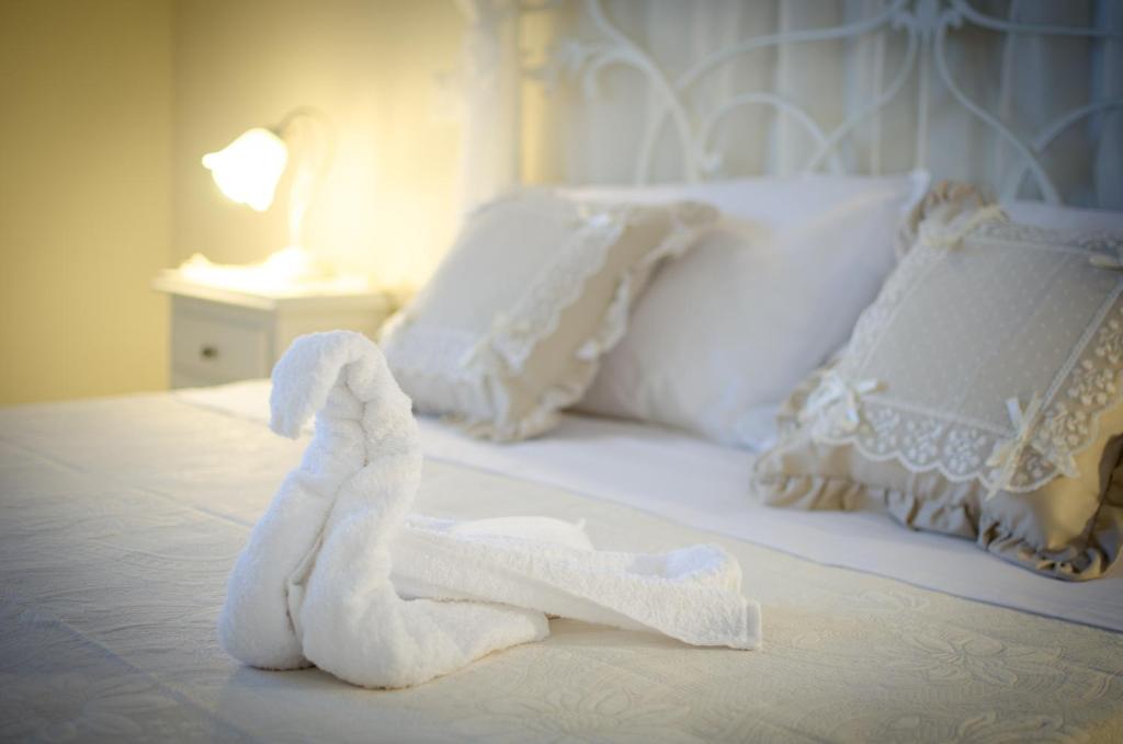 um animal de toalha sentado em cima de uma cama em Agriturismo Tenuta Umberto I em Ripacorbaria