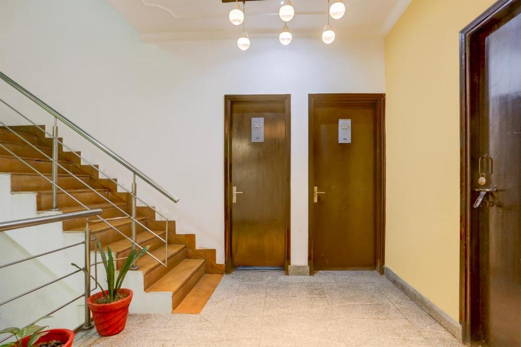 Fotografie z fotogalerie ubytování Super Townhouse Sushant Lok Phase 1 Formerly Hotel Neven v destinaci Gurgáon
