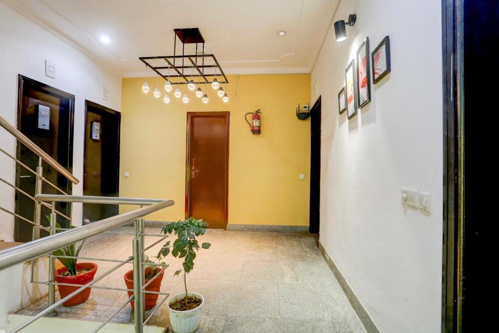 Fotografie z fotogalerie ubytování Super Townhouse Sushant Lok Phase 1 Formerly Hotel Neven v destinaci Gurgáon