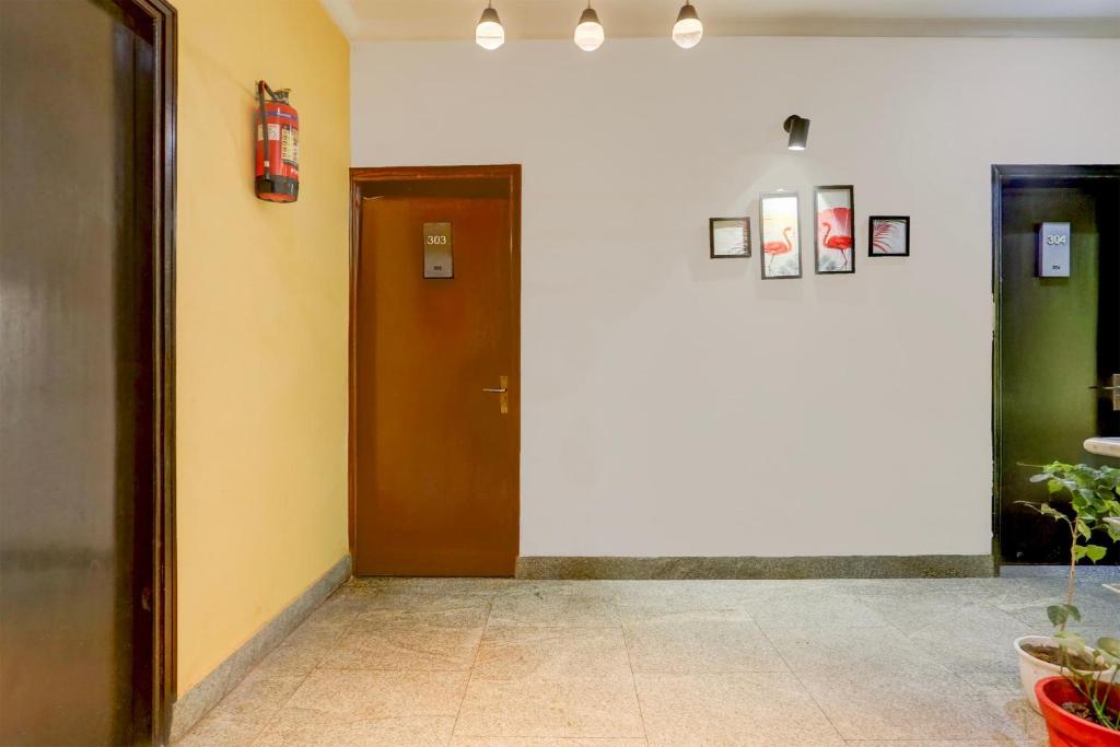 Fotografie z fotogalerie ubytování Super Townhouse Sushant Lok Phase 1 Formerly Hotel Neven v destinaci Gurgáon