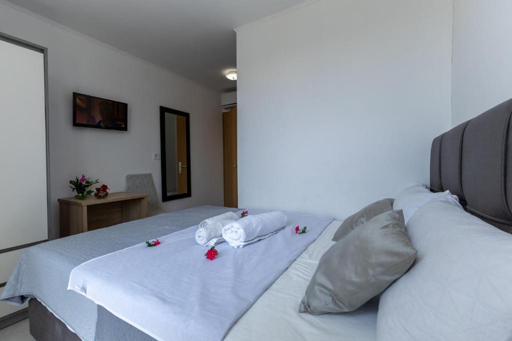 Postel nebo postele na pokoji v ubytování Rooms Vitoria on Joakim Square