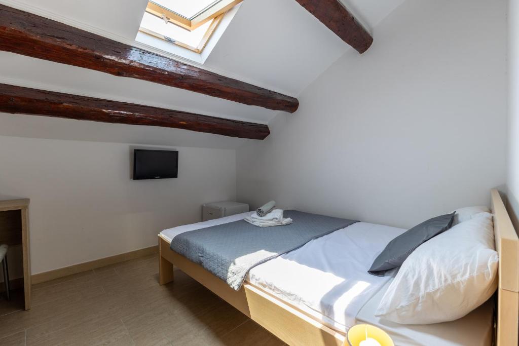 Postel nebo postele na pokoji v ubytování Rooms Vitoria on Joakim Square