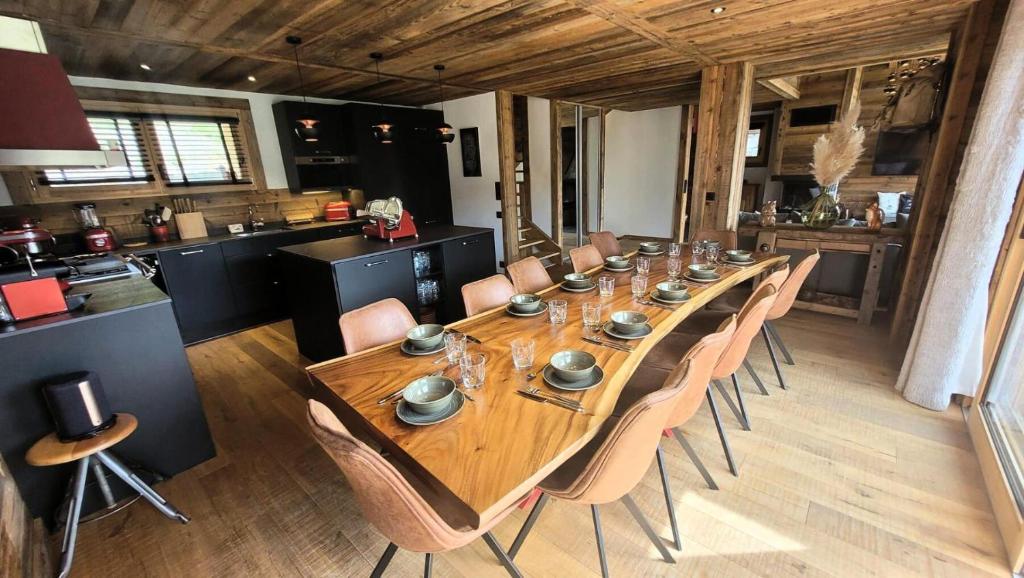 - une grande table et des chaises en bois dans l'établissement Chalet CÉline Et SÉbastien - Chalet Céline & Sébastien MAE-2351, aux Gets