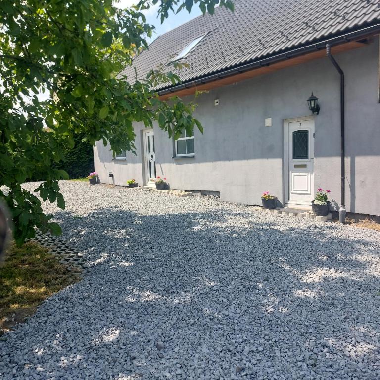 podjazd żwirowy przed domem w obiekcie Szary Domek 2 blisko Energilandia w mieście Wieprz