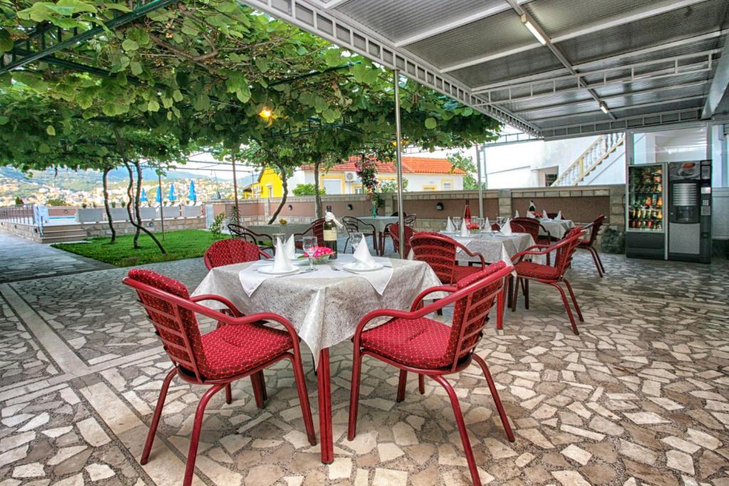 Restaurace v ubytování Apartments Obala - Katić