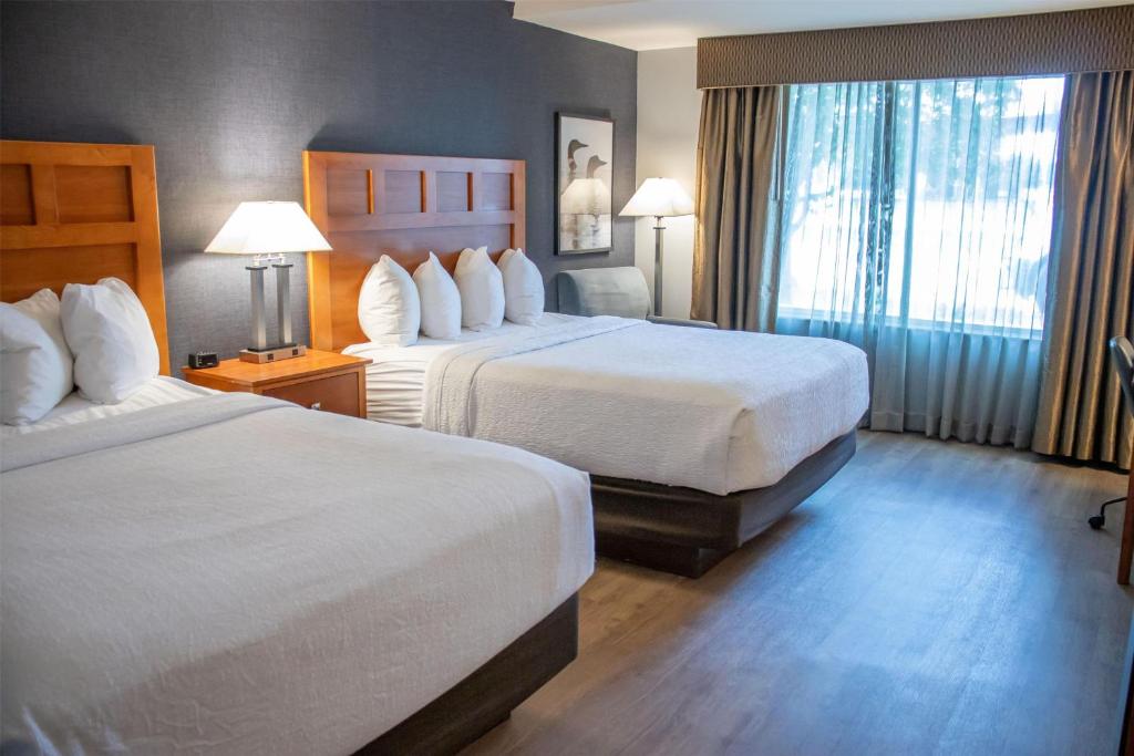 Una cama o camas en una habitación de Wyndham Bloomington - Mall of America