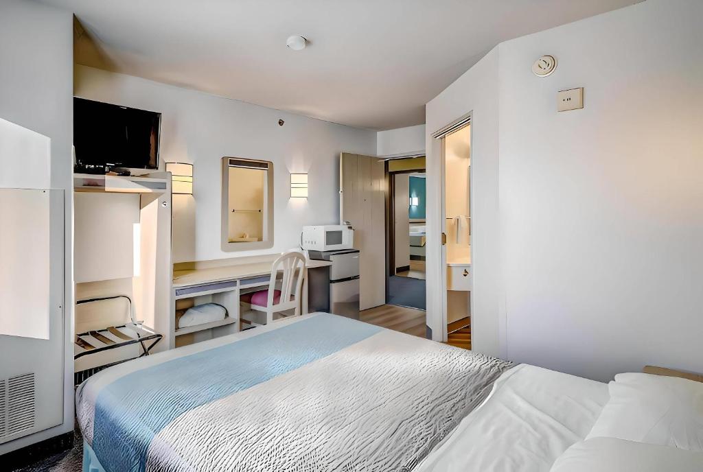Postel nebo postele na pokoji v ubytování Econo Lodge Menomonie I-94