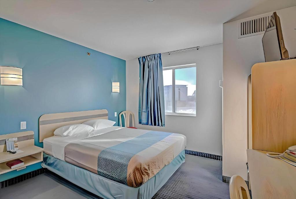 Postel nebo postele na pokoji v ubytování Econo Lodge Menomonie I-94