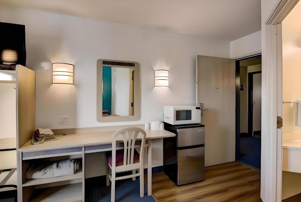 Kuchyň nebo kuchyňský kout v ubytování Econo Lodge Menomonie I-94