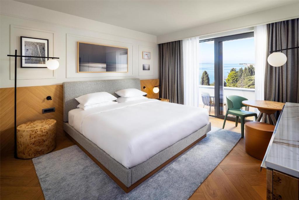 Postel nebo postele na pokoji v ubytování Hyatt Regency Zadar
