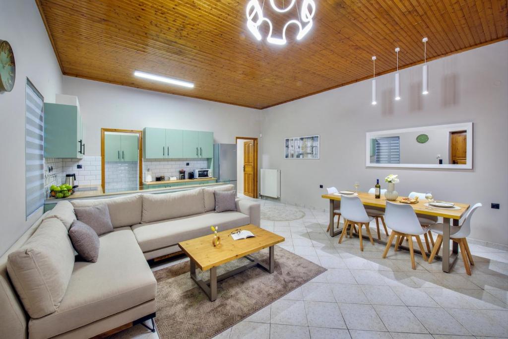 una sala de estar con un sofá y una mesa en Kapa Luxury House, en Krokeaí