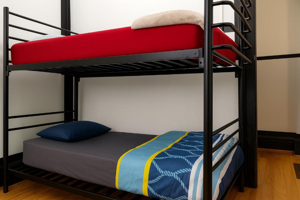 Postel nebo postele na pokoji v ubytování Ozi Inn Backpackers - Perth -Valid Passport Required