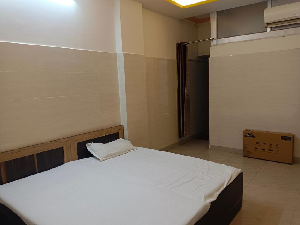 Postel nebo postele na pokoji v ubytování Hotel New Mandpam