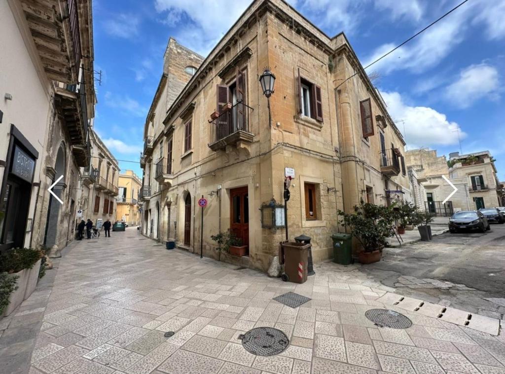 an alley with an old building on a city street at Suite LA BARONESSA in Lecce