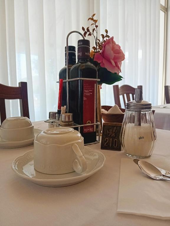 Příslušenství pro přípravu čaje a kávy v ubytování Hotel Galles