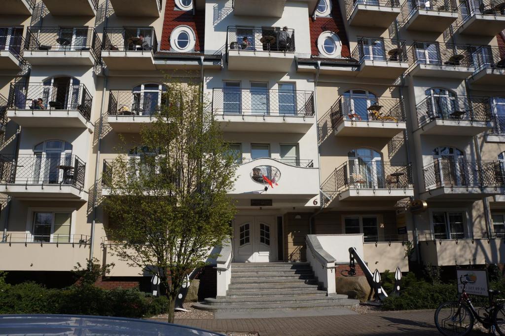 an apartment building with stairs in front of it at Apartament Comfort w Świnoujściu in Świnoujście