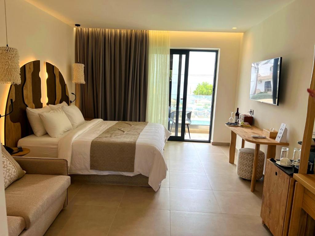 TV a/nebo společenská místnost v ubytování Cabana Blu Hotel & Suites