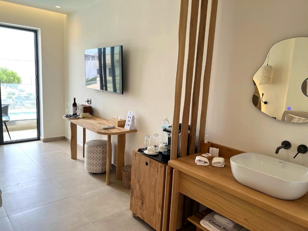TV a/nebo společenská místnost v ubytování Cabana Blu Hotel & Suites