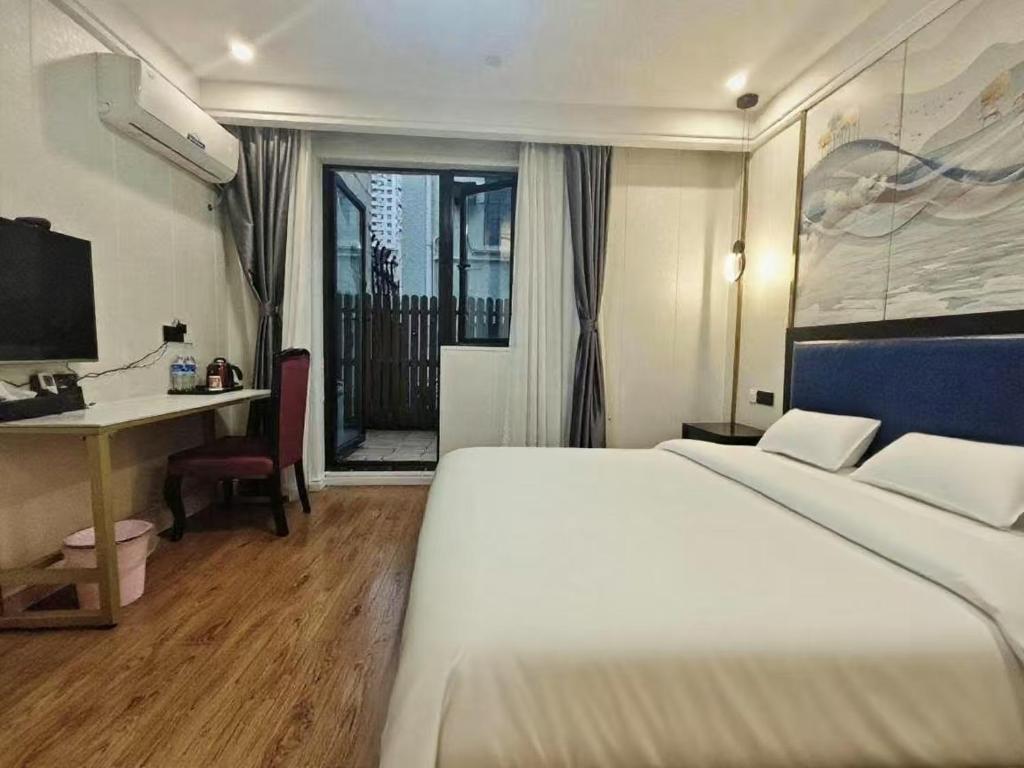 Postel nebo postele na pokoji v ubytování Longchen Hotel