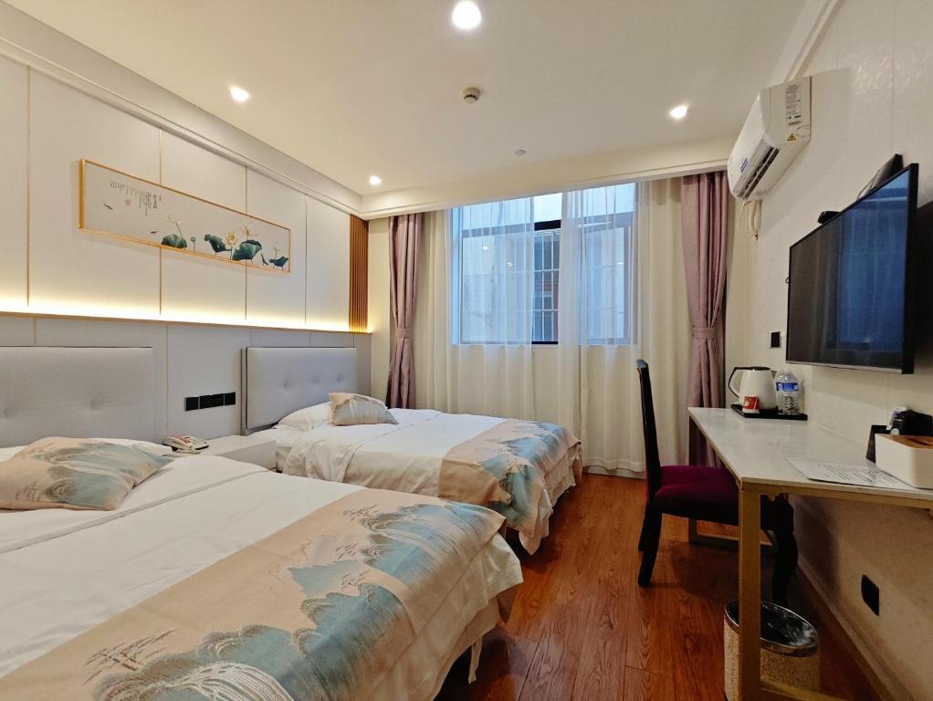 Postel nebo postele na pokoji v ubytování Longchen Hotel