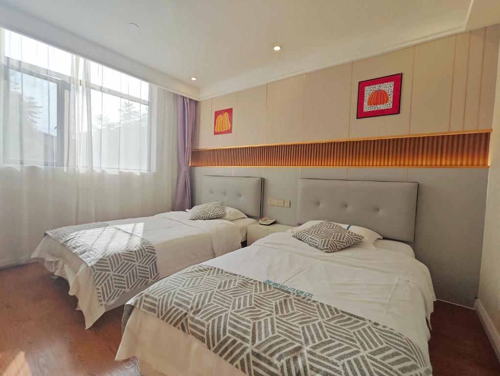 Postel nebo postele na pokoji v ubytování Longchen Hotel