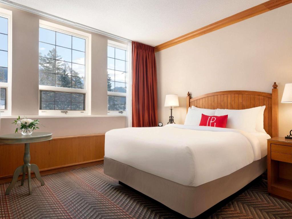 Postel nebo postele na pokoji v ubytování Fairmont Jasper Park Lodge