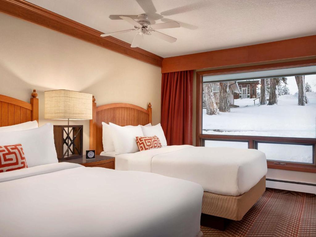 Postel nebo postele na pokoji v ubytování Fairmont Jasper Park Lodge