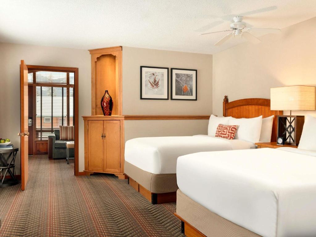Postel nebo postele na pokoji v ubytování Fairmont Jasper Park Lodge