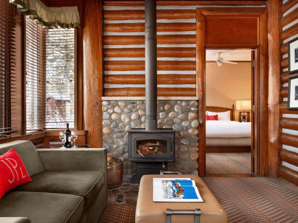 Postel nebo postele na pokoji v ubytování Fairmont Jasper Park Lodge