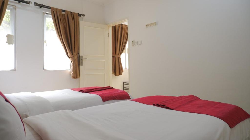 Postel nebo postele na pokoji v ubytování Diyar Villas Puncak K3/9