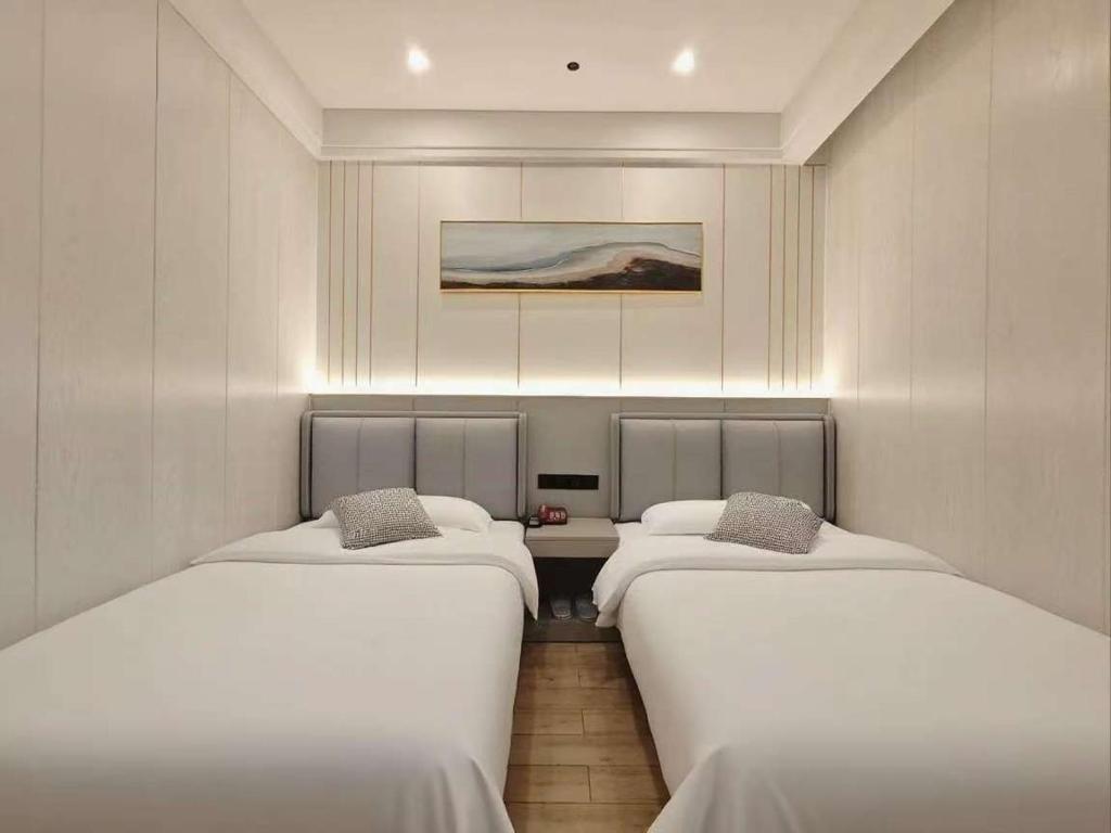 Postel nebo postele na pokoji v ubytování Longchen Hotel