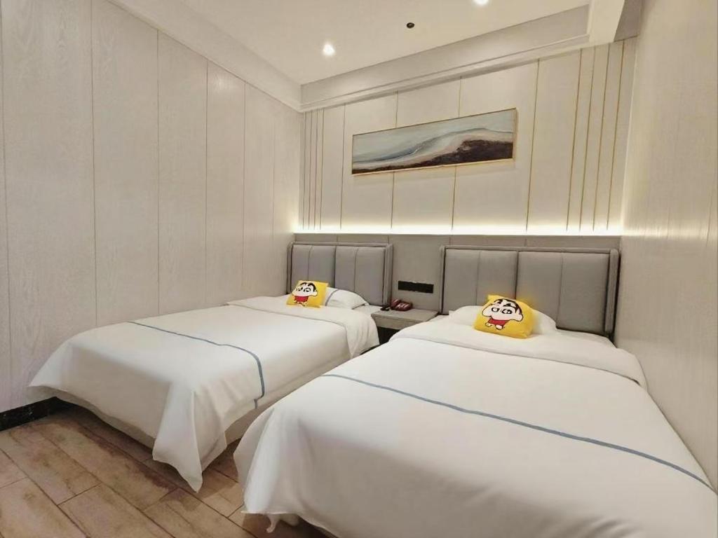 Postel nebo postele na pokoji v ubytování Longchen Hotel